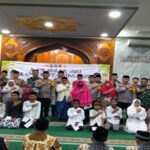 Kapolresta Sidoarjo Safari Ramadhan, Peduli 100 Yatim dan Dhuafa dengan membagikan santunan kepada mereka.