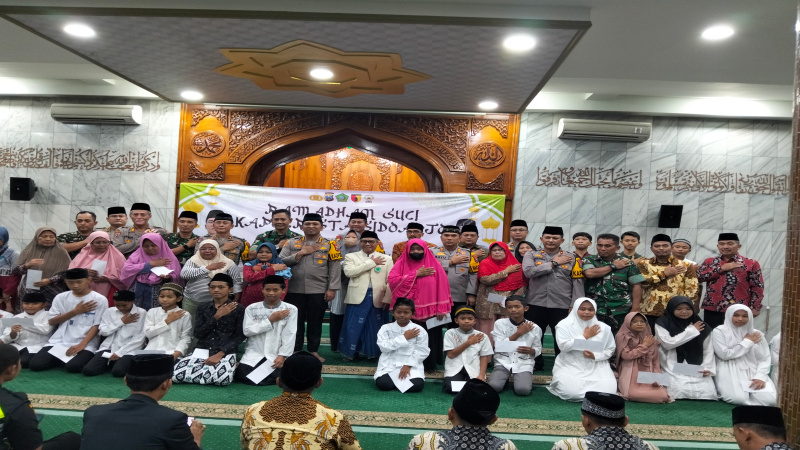 Kapolresta Sidoarjo Safari Ramadhan, Peduli 100 Yatim dan Dhuafa dengan membagikan santunan kepada mereka.