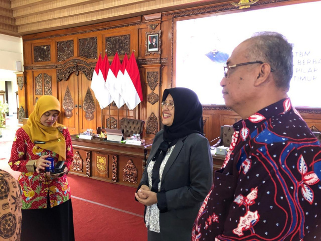 Dr. Koen Irianto Uripan S.H., M.M., mengapresiasi Prestasi keberhasilan Kota Mojokerto meraih sertifikat penghargaan STBM 5 Pilar Dr. Koen Irianto Uripan S.H., M.M., mengapresiasi Prestasi keberhasilan Kota Mojokerto meraih sertifikat penghargaan STBM 5 Pilar.