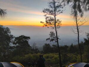 Mengejar 'Lautan Awan' di Puncak Buthak, Sebuah Perjalanan yang Membuat Kecanduan"