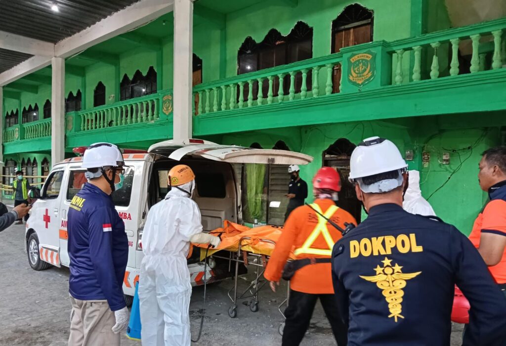 Tim SAR gabungan memasukkan kantong berisi jenazah ke dalam ambulance dalam insiden runtuhnya musala pondok pesantren Al Khoziny, Buduran, Kabupaten Sidoarjo, Jawa Timur, Senin (6/10).