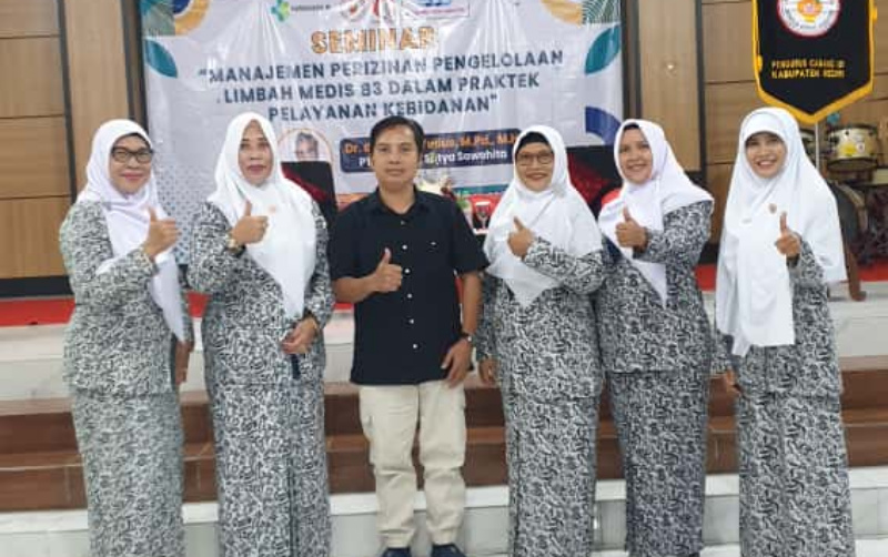 dr. Andre Edukasi Bidan Kediri Soal Limbah Medis Berizin dalam seminar yang digelar IBI Kediri.