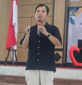 dr. Andre Edukasi Bidan Kediri Soal Limbah Medis Berizin dalam seminar yang digelar IBI Kediri.